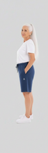 ComfortCure Adaptive Pflegeshorts für bettlägerige Patienten - mit Druckknöpfen, Navy, Seitenansicht mit geschlossenen Shorts, Hand in der Tasche