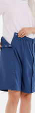 ComfortCure Adaptive Pflegeshorts für bettlägerige Patienten - mit Druckknöpfen, Navy, Detailansicht, seitliche Druckknöpfe an der Hüfte geöffnet