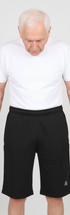 ComfortCure Adaptive Pflegeshorts für Prostatapatienten (mit Beintaschen), Schwarz, Vorderansicht, Shorts geschlossen mit Beintaschen und Logo am Saum