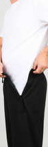 ComfortCure Adaptive Pflegeshorts für Prostatapatienten (mit Beintaschen), Schwarz, Vorderansicht, Klettöffnung an der Hüfte mit beiden Händen