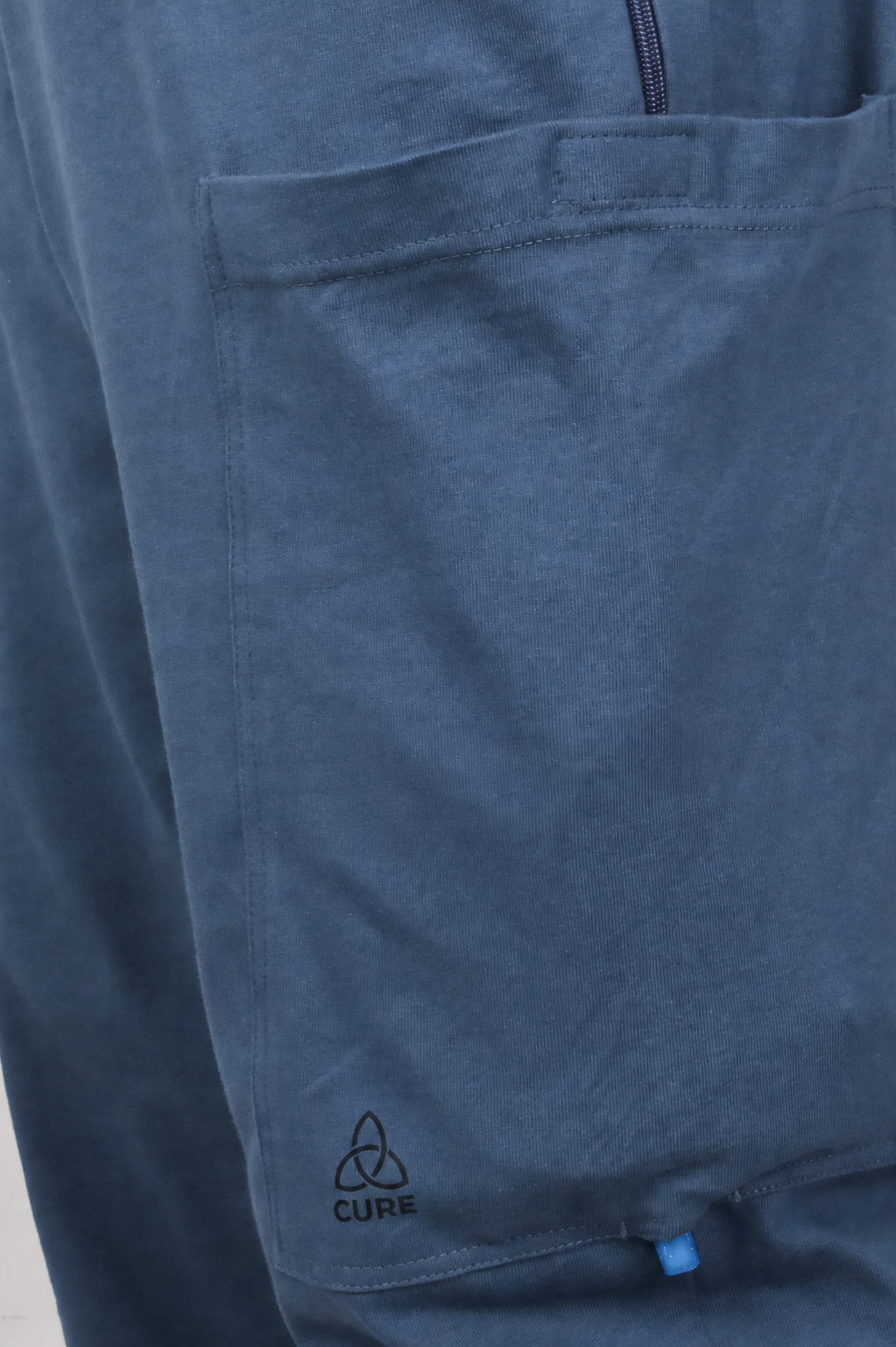 ComfortCure Adaptive Pflegehose für Prostatapatienten (mit Beintaschen), Navy, Detailansicht der Beintasche mit CURE-Logo