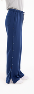 ComfortCure Adaptive Orthopädie-Pflegehose - mit Druckknöpfen, Navy, Seitenansicht, untere Druckknöpfe am Saum geöffnet