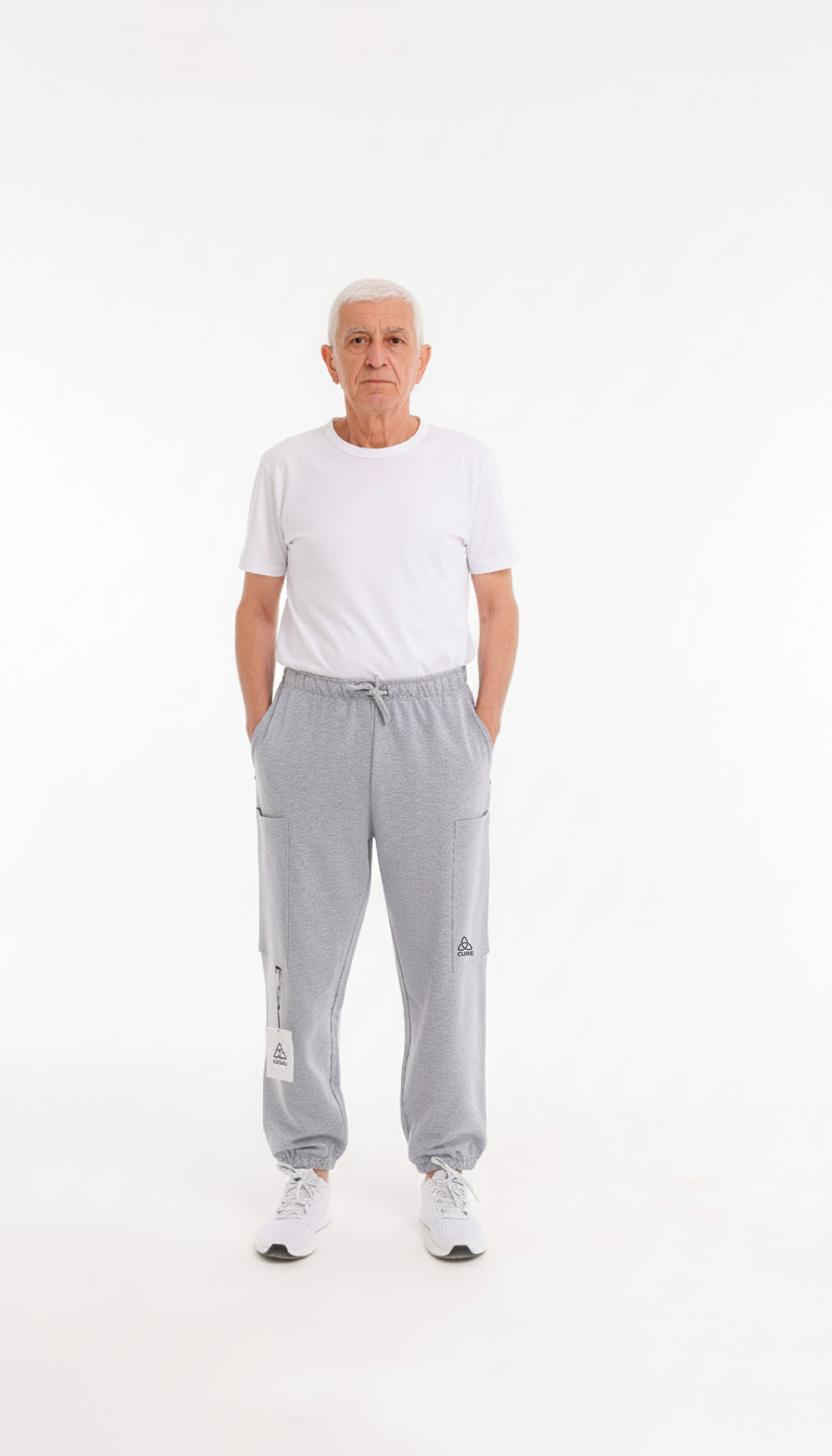ComfortCure Adaptive Pflegehose für Prostatapatienten (mit Beintaschen), Grau meliert, Vorderansicht, Hände in den Seitentaschen