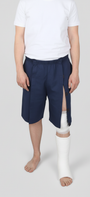ComfortCure Adaptive Pflegeshorts für bettlägerige Patienten - Klettverschluss, vorne komplett zu öffnen, Navy, Vorderansicht, seitlicher Klett geöffnet, Knieverband und Gips