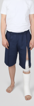 ComfortCure Adaptive Pflegeshorts für bettlägerige Patienten - Klettverschluss, vorne komplett zu öffnen, Navy, Vorderansicht, seitlicher Klett geöffnet, Knieverband und Gips