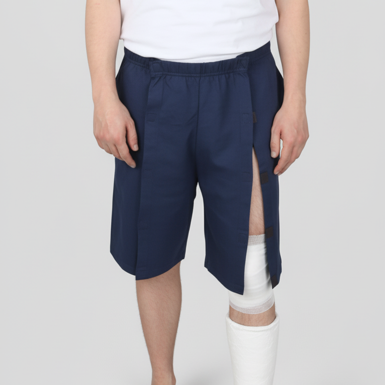 ComfortCure Adaptive Pflegeshorts für bettlägerige Patienten - Klettverschluss, vorne komplett zu öffnen, Navy, Vorderansicht, seitlicher Klett geöffnet, Knieverband und Gips