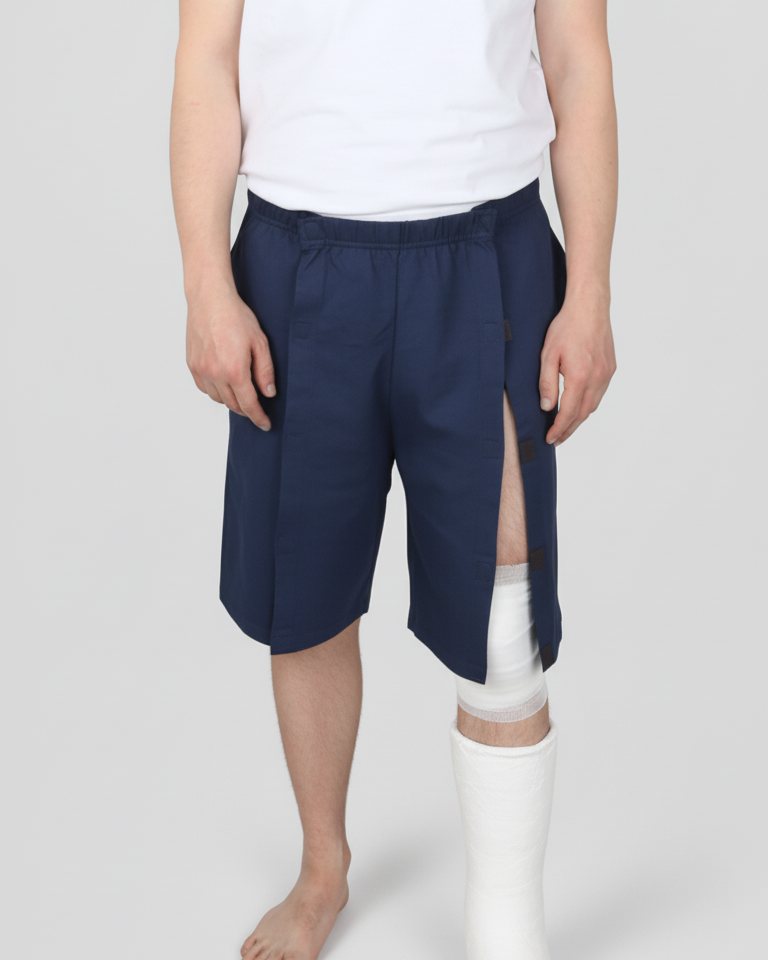 ComfortCure Adaptive Pflegeshorts für bettlägerige Patienten - Klettverschluss, vorne komplett zu öffnen, Navy, Vorderansicht, seitlicher Klett geöffnet, Knieverband und Gips