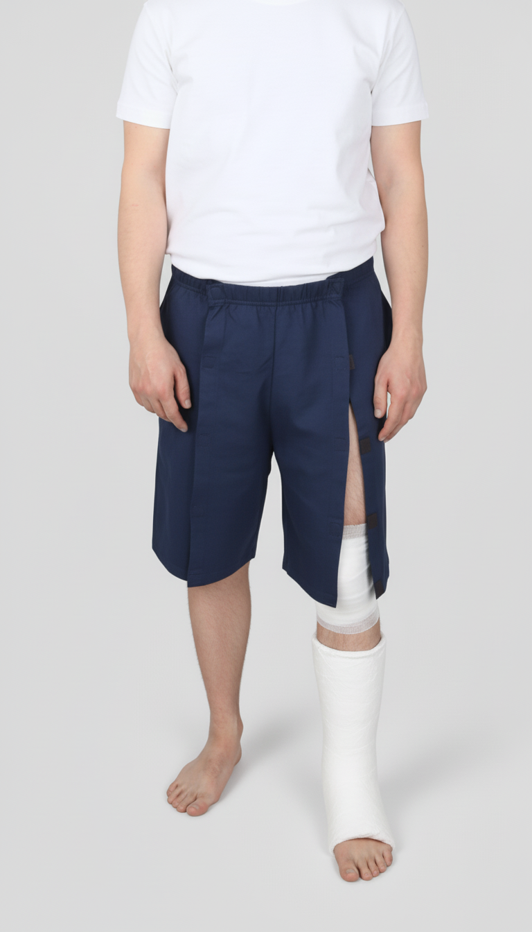 ComfortCure Adaptive Pflegeshorts für bettlägerige Patienten - Klettverschluss, vorne komplett zu öffnen, Navy, Vorderansicht, seitlicher Klett geöffnet, Knieverband und Gips
