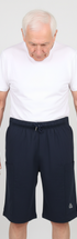 ComfortCure Adaptive Pflegeshorts für Prostatapatienten (mit Beintaschen), Schwarz, Vorderansicht mit Beintaschen und CURE-Logo am Saum