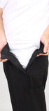 ComfortCure Adaptive Pflegehose für Prostatapatienten (mit Beintaschen), Schwarz, Vorderansicht, Hände öffnen den Klettverschluss am Bund