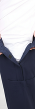 ComfortCure Adaptive Pflegehose für Prostatapatienten (mit Beintaschen), Navy, Vorderansicht, Hände öffnen den Klettverschluss am Bund