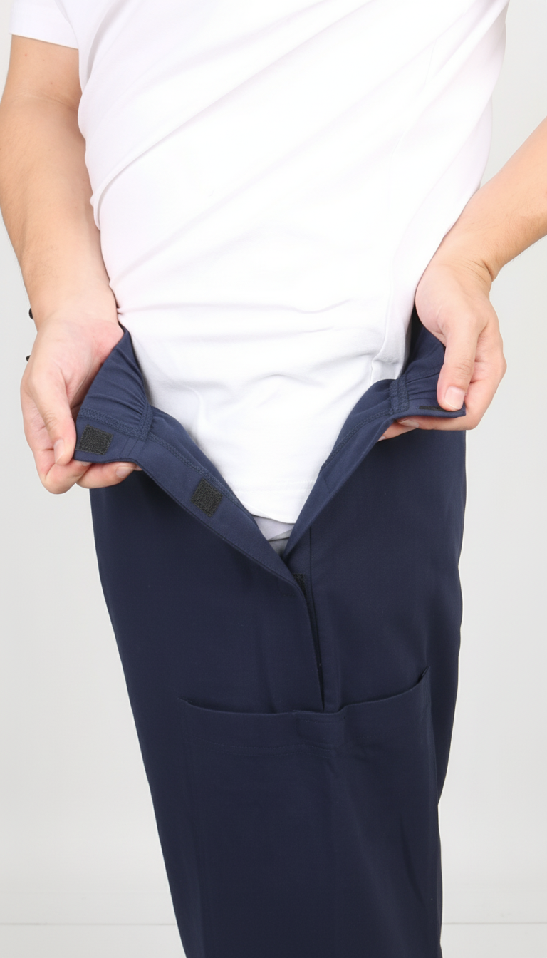 ComfortCure Adaptive Pflegehose für Prostatapatienten (mit Beintaschen), Navy, Vorderansicht, Hände öffnen den Klettverschluss am Bund