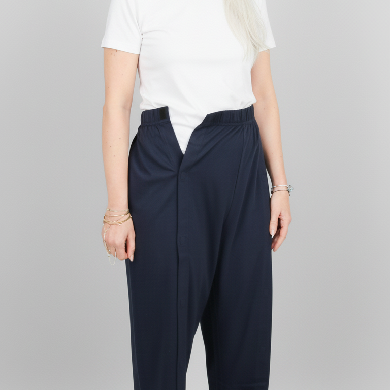 ComfortCure Adaptive Pflegehose für bettlägerige Patienten mit Klettverschluss, Navy, Vorderansicht mit geöffnetem Vorderlappen und sichtbarem Klett