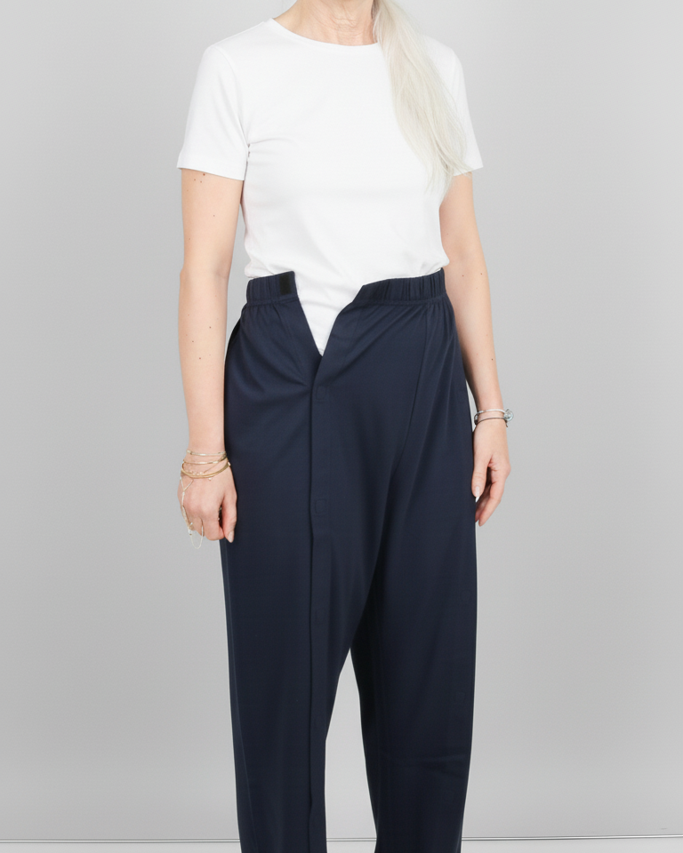 ComfortCure Adaptive Pflegehose für bettlägerige Patienten mit Klettverschluss, Navy, Vorderansicht mit geöffnetem Vorderlappen und sichtbarem Klett