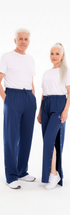 ComfortCure Adaptive Orthopädie-Pflegehose - mit Druckknöpfen, Navy, Vorderansicht zweier Modelle, Druckknöpfe am Saum geöffnet