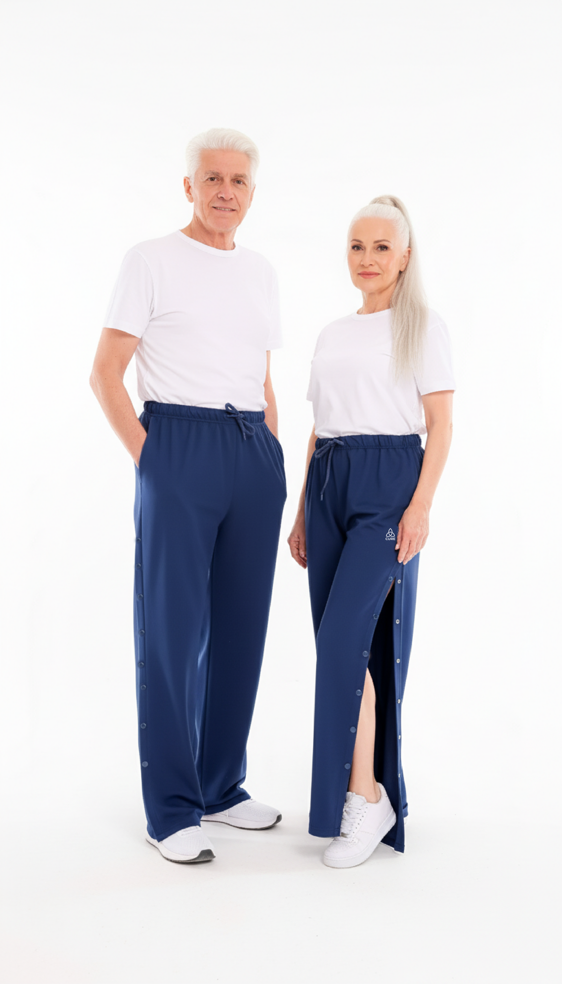 ComfortCure Adaptive Orthopädie-Pflegehose - mit Druckknöpfen, Navy, Vorderansicht zweier Modelle, Druckknöpfe am Saum geöffnet