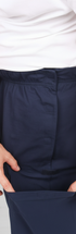 ComfortCure Adaptive Pflegehose für Prostatapatienten (mit Beintaschen), Navy, Seitenansicht, Hände öffnen den seitlichen Klettverschluss