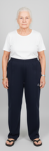 ComfortCure Adaptive Pflegehose für bettlägerige Patienten mit Klettverschluss, Navy, Vorderansicht mit geschlossener Hose und Logo am Oberschenkel