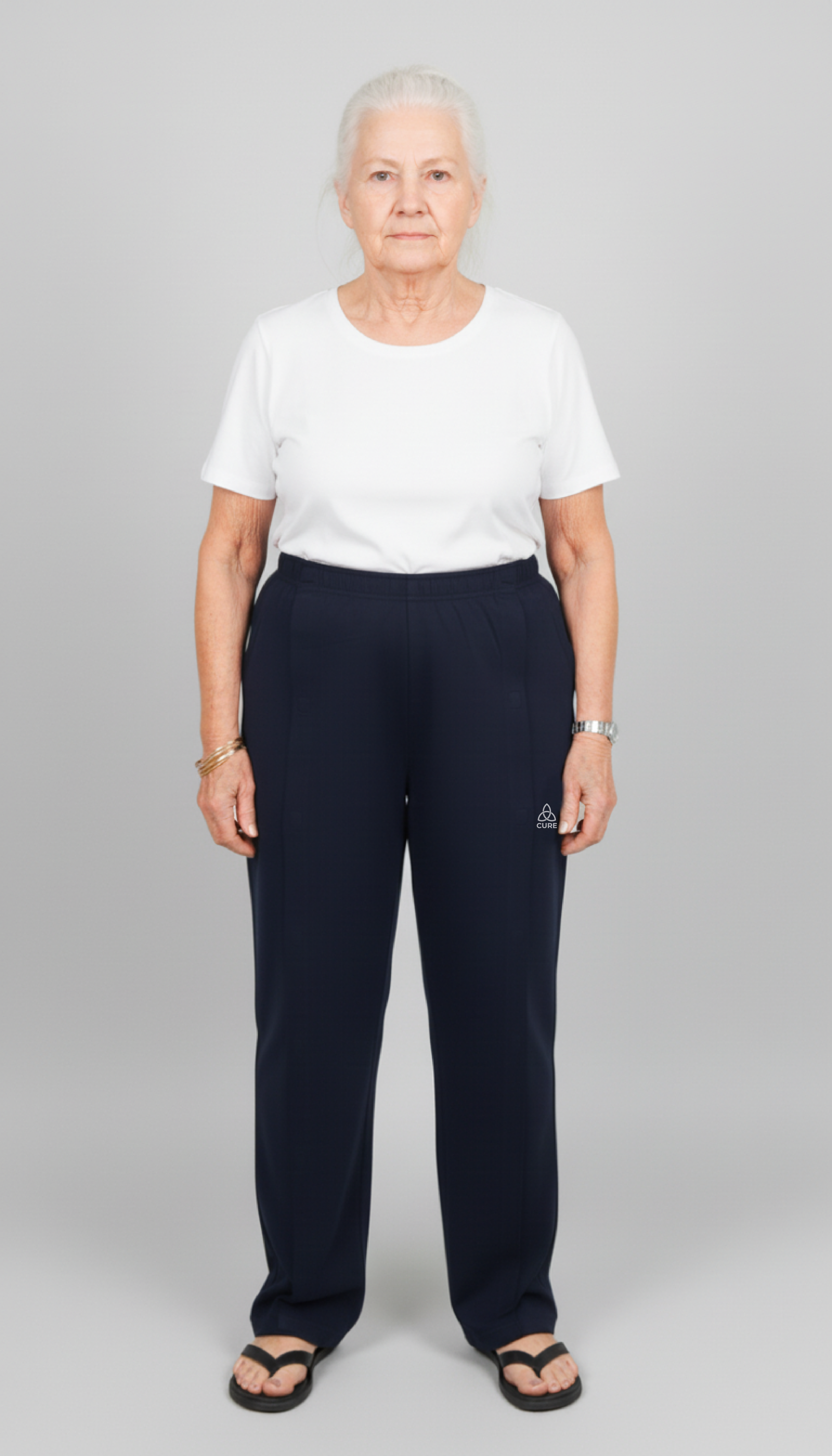 ComfortCure Adaptive Pflegehose für bettlägerige Patienten mit Klettverschluss, Navy, Vorderansicht mit geschlossener Hose und Logo am Oberschenkel