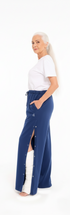 ComfortCure Adaptive Orthopädie-Pflegehose - mit Druckknöpfen, Navy, Seitenansicht, Druckknöpfe am Bein offen, Gips darunter