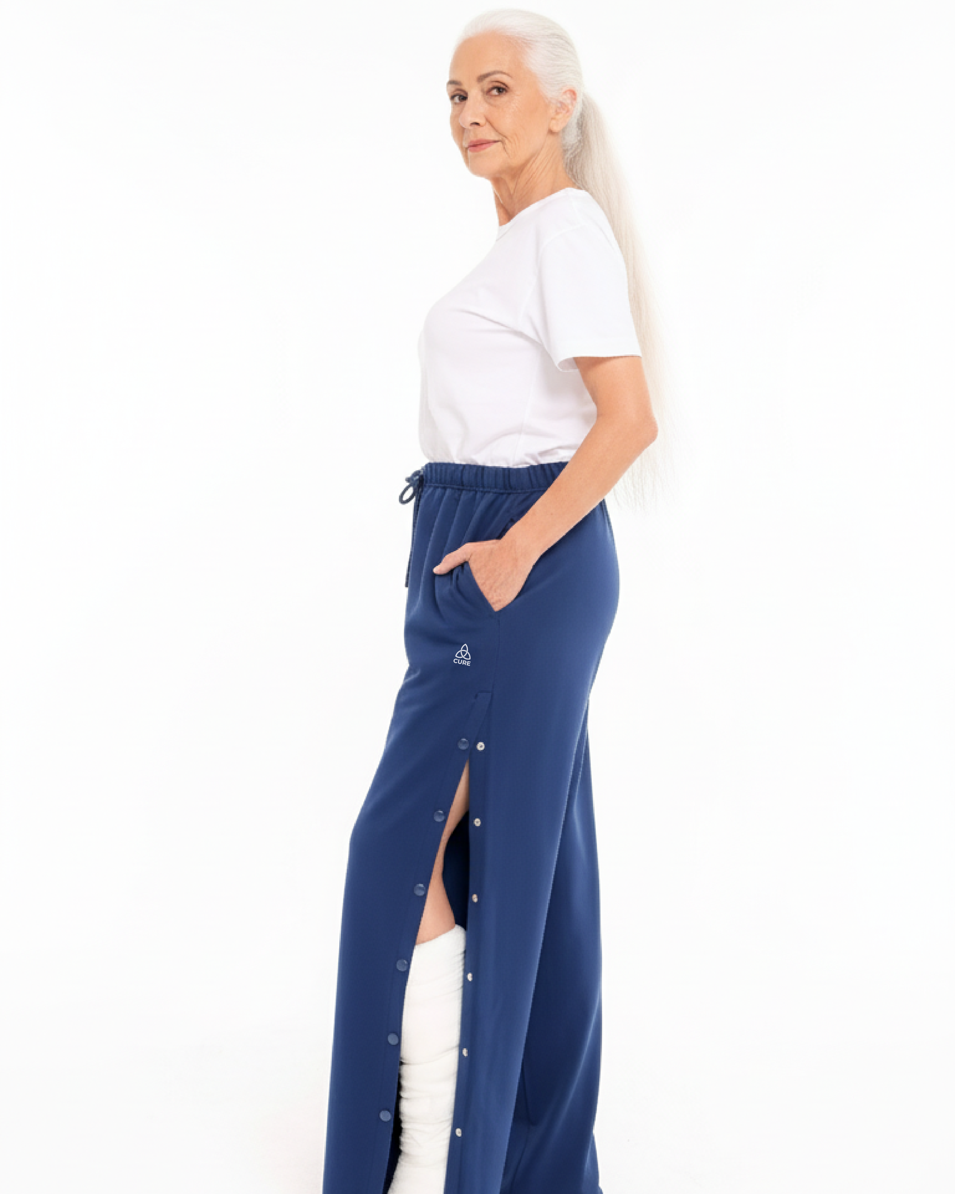 ComfortCure Adaptive Orthopädie-Pflegehose - mit Druckknöpfen, Navy, Seitenansicht, Druckknöpfe am Bein offen, Gips darunter