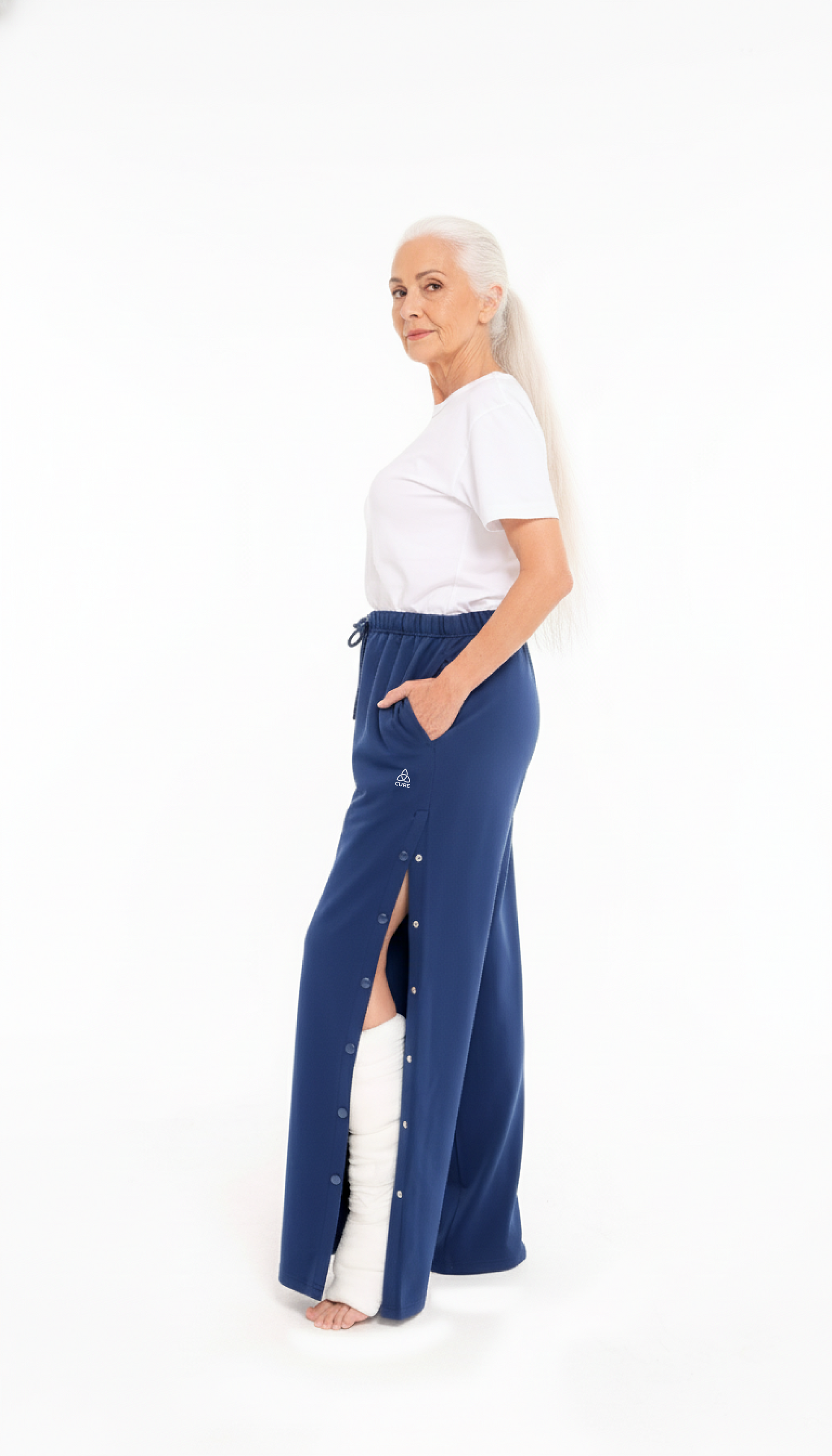 ComfortCure Adaptive Orthopädie-Pflegehose - mit Druckknöpfen, Navy, Seitenansicht, Druckknöpfe am Bein offen, Gips darunter