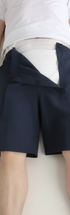 ComfortCure Adaptive Pflegeshorts für bettlägerige Patienten - Klettverschluss, vorne komplett zu öffnen, Navy, Aufsicht liegend, Frontklappe geöffnet, Vorlage sichtbar