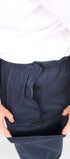 ComfortCure Adaptive Pflegeshorts für Prostatapatienten (mit Beintaschen), Schwarz, Detailansicht von oben, seitlicher Klettverschluss am Bund geöffnet