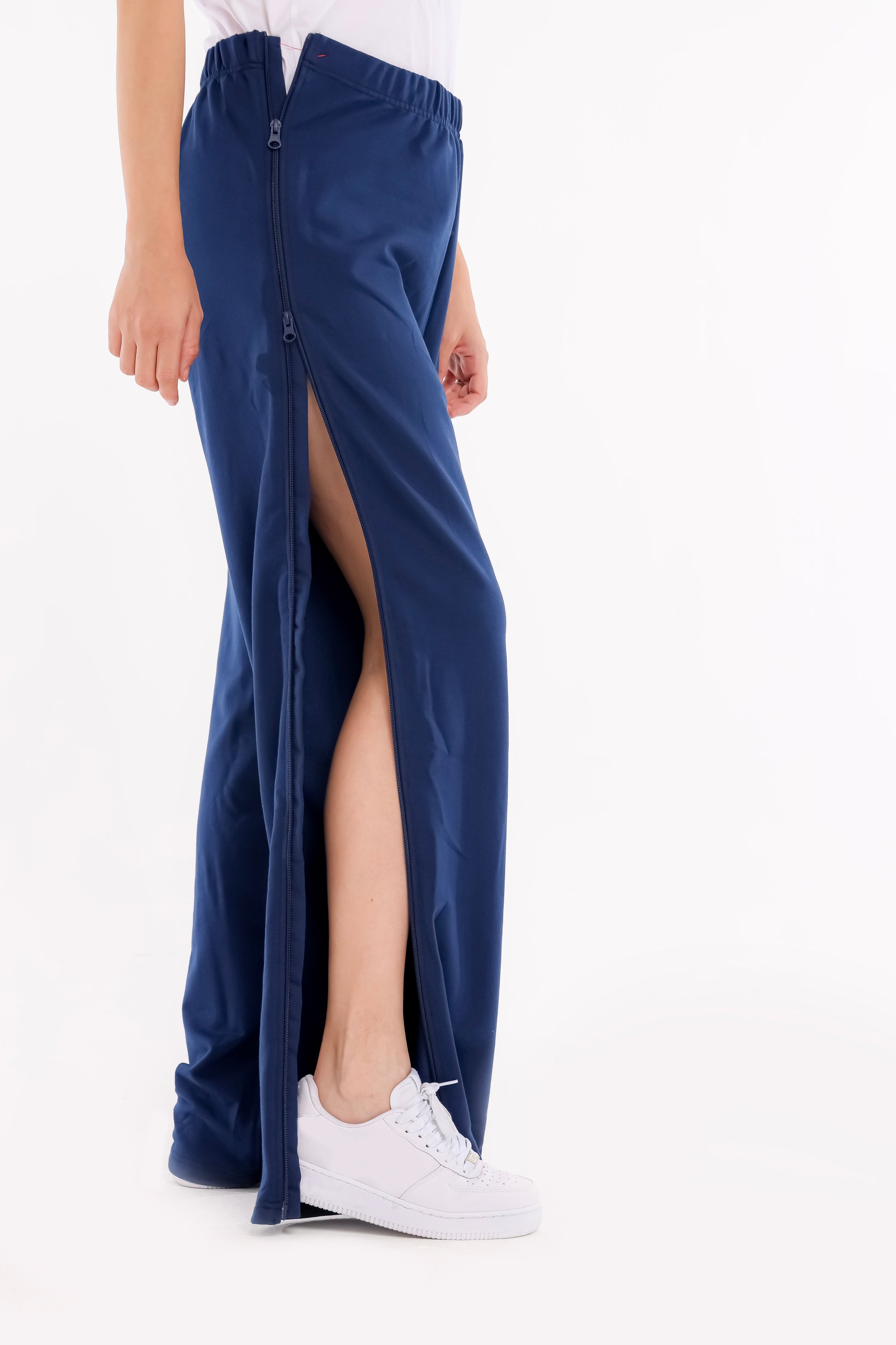 ComfortCure Adaptive Pflegehose für bettlägerige Patienten - mit Reißverschluss, Navy, Seitenansicht, seitlicher Reißverschluss vom Oberschenkel zum Saum geöffnet