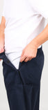 ComfortCure Adaptive Pflegeshorts für Prostatapatienten (mit Beintaschen), Schwarz, Seitenansicht, Klett am Bund geöffnet, Beintasche sichtbar