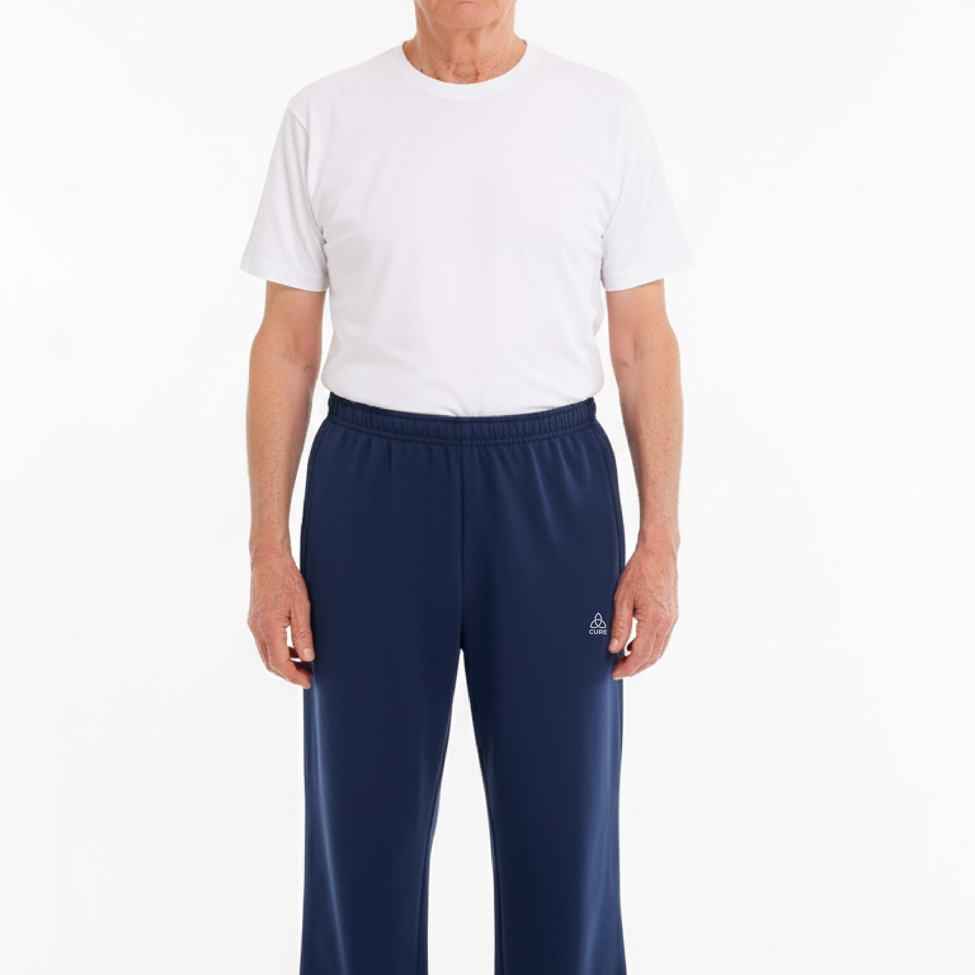 ComfortCure Adaptive Pflegehose für bettlägerige Patienten - mit Reißverschluss, Navy, Vorderansicht, älterer Mann, Hose geschlossen