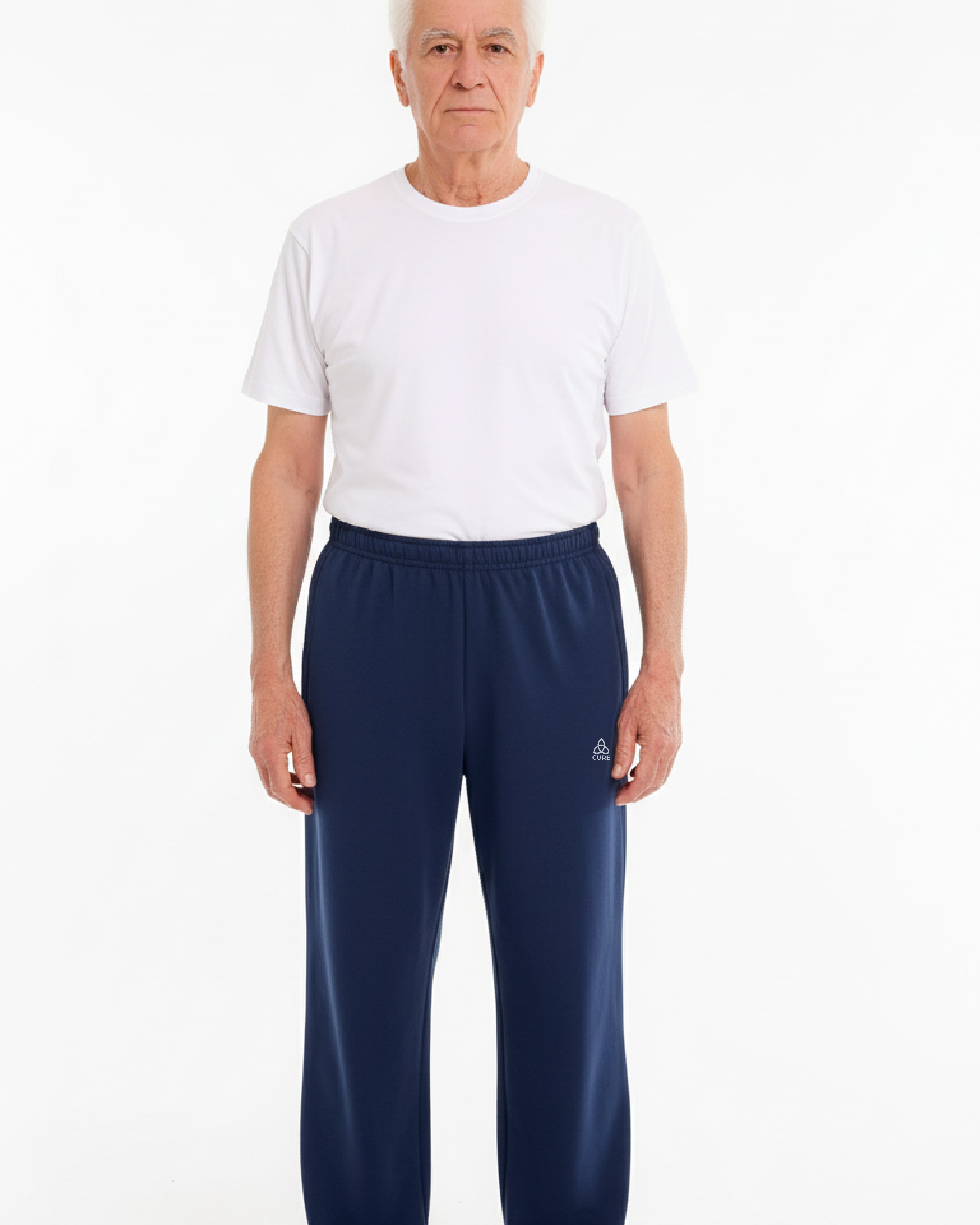 ComfortCure Adaptive Pflegehose für bettlägerige Patienten - mit Reißverschluss, Navy, Vorderansicht, älterer Mann, Hose geschlossen