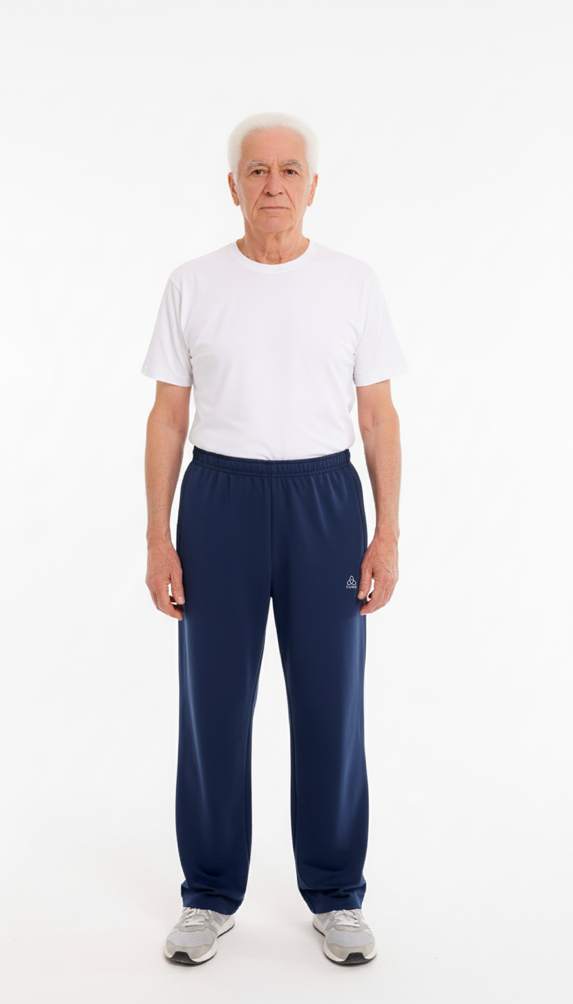 ComfortCure Adaptive Pflegehose für bettlägerige Patienten - mit Reißverschluss, Navy, Vorderansicht, älterer Mann, Hose geschlossen