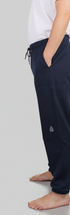 ComfortCure Adaptive Pflegehose für Prostatapatienten (mit Beintaschen), Navy, Seitenansicht mit Beintasche, Hand in der Seitentasche