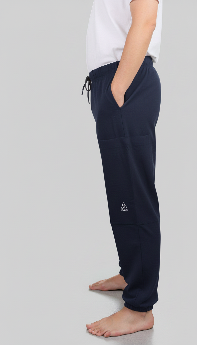 ComfortCure Adaptive Pflegehose für Prostatapatienten (mit Beintaschen), Navy, Seitenansicht mit Beintasche, Hand in der Seitentasche