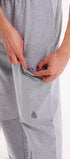 ComfortCure Adaptive Pflegehose für Prostatapatienten (mit Beintaschen), Grau meliert, Detailansicht, Hände öffnen Beintasche mit Schlauchführung durch Öse