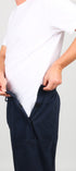 ComfortCure Adaptive Pflegeshorts für Prostatapatienten (mit Beintaschen), Schwarz, Vorderansicht, Frontklappe am Bund geöffnet, Klett sichtbar