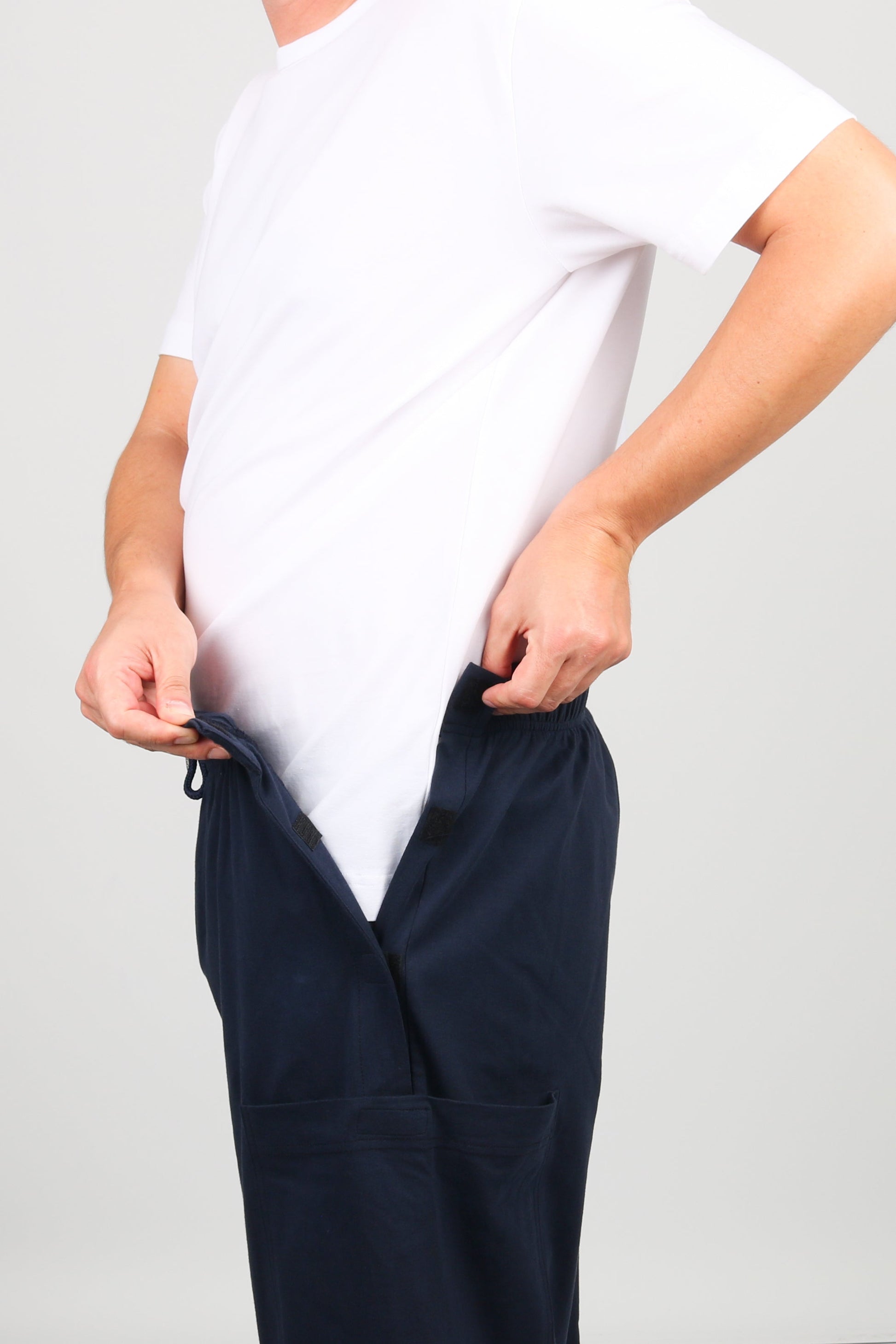 ComfortCure Adaptive Pflegeshorts für Prostatapatienten (mit Beintaschen), Schwarz, Vorderansicht, Frontklappe am Bund geöffnet, Klett sichtbar
