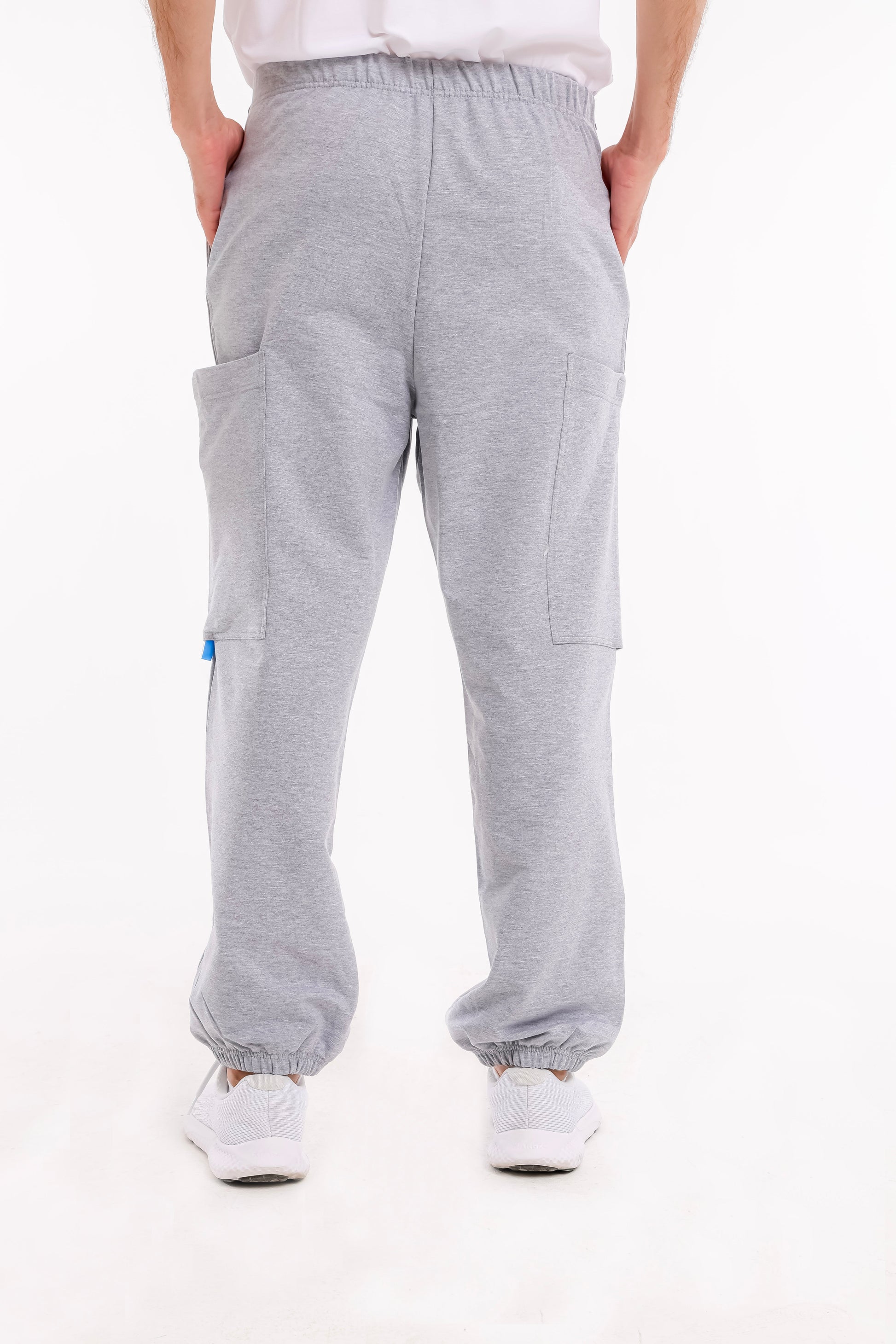 ComfortCure Adaptive Pflegehose für Prostatapatienten (mit Beintaschen), Grau meliert, Rückansicht mit Cargotaschen an den Oberschenkeln