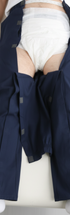 ComfortCure Adaptive Pflegehose für bettlägerige Patienten mit Klettverschluss, Navy, Aufsicht liegend, Klett am Schritt geöffnet, Inkontinenzvorlage sichtbar