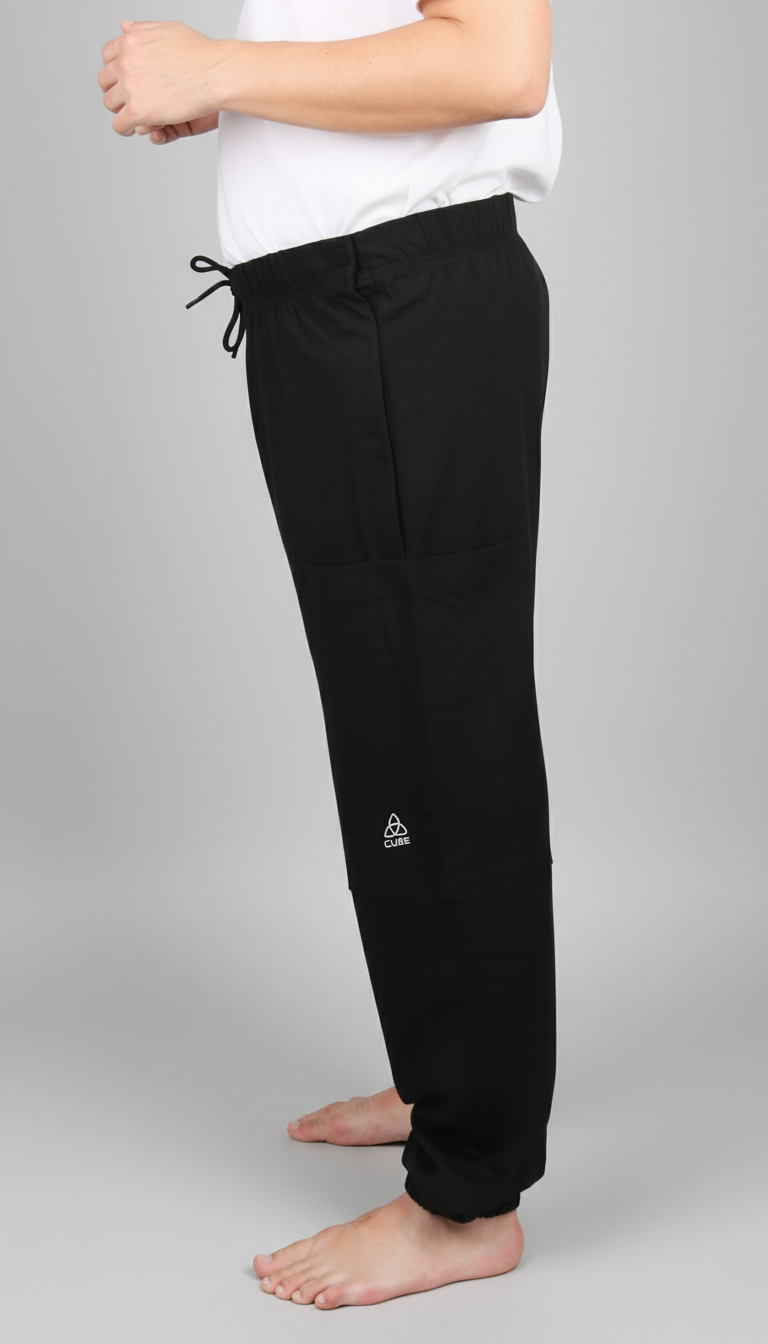 ComfortCure Adaptive Pflegehose für Prostatapatienten (mit Beintaschen), Schwarz, Seitenansicht mit geschlossener Beintasche, CURE-Logo und Bündchen