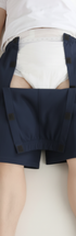 ComfortCure Adaptive Pflegeshorts für bettlägerige Patienten - Klettverschluss, vorne komplett zu öffnen, Navy, Aufsicht liegend, Vorderteil nach unten geklappt, Klett offen
