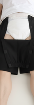 ComfortCure Adaptive Pflegeshorts für bettlägerige Patienten - Klettverschluss, vorne komplett zu öffnen, Schwarz, Aufsicht liegend, Vorderteil geklappt, Klett sichtbar