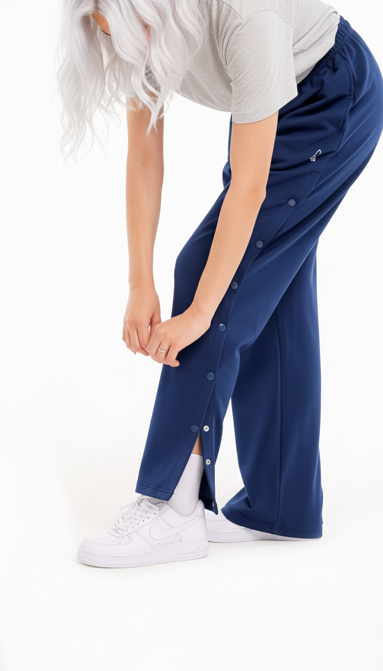 ComfortCure Adaptive Orthopädie-Pflegehose - mit Druckknöpfen, Navy, Vorderansicht, Modell schließt seitliche Druckknöpfe