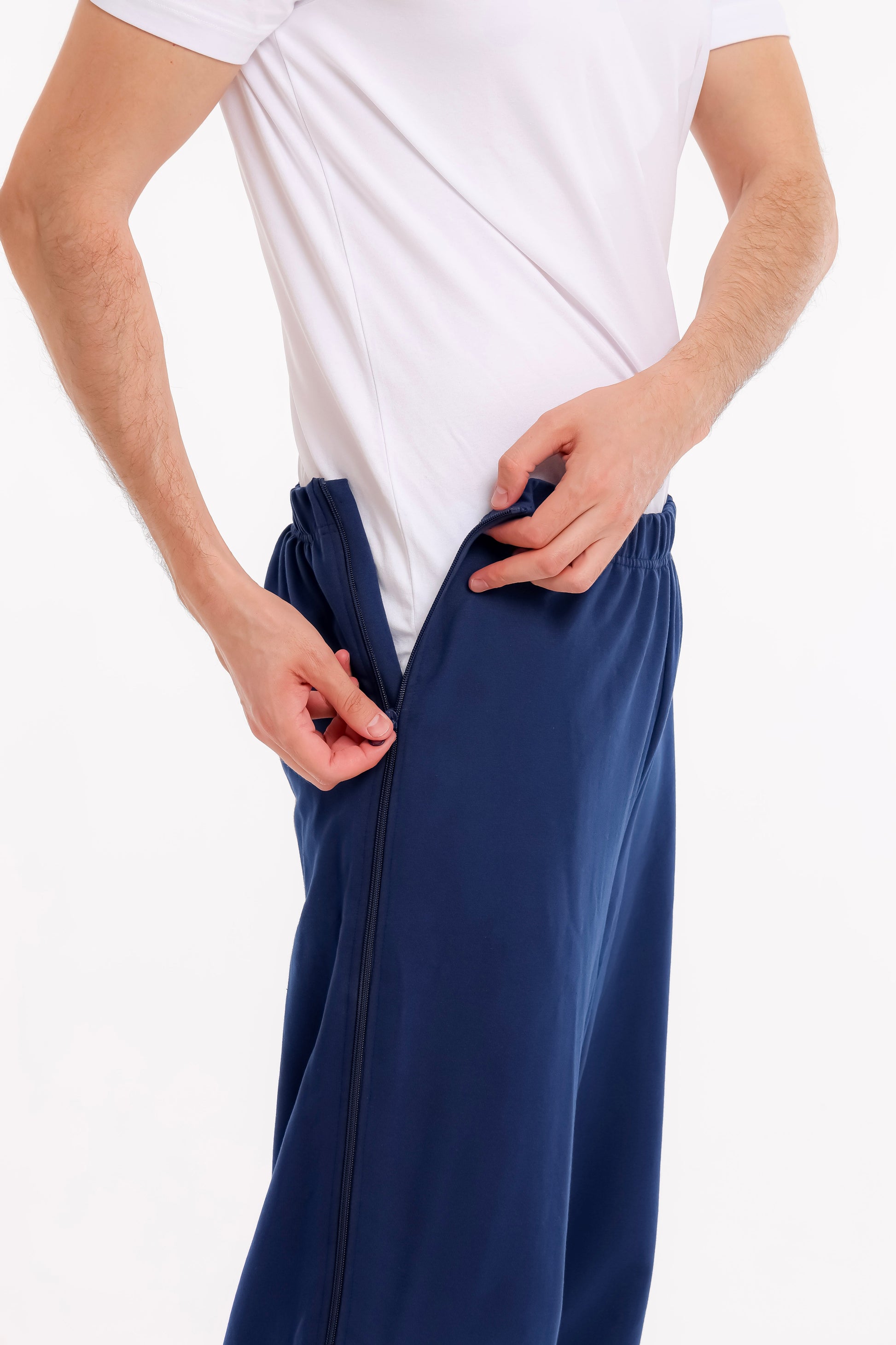 ComfortCure Adaptive Pflegehose für bettlägerige Patienten - mit Reißverschluss, Navy, Detailansicht am Bund, seitlicher Reißverschluss oben geöffnet