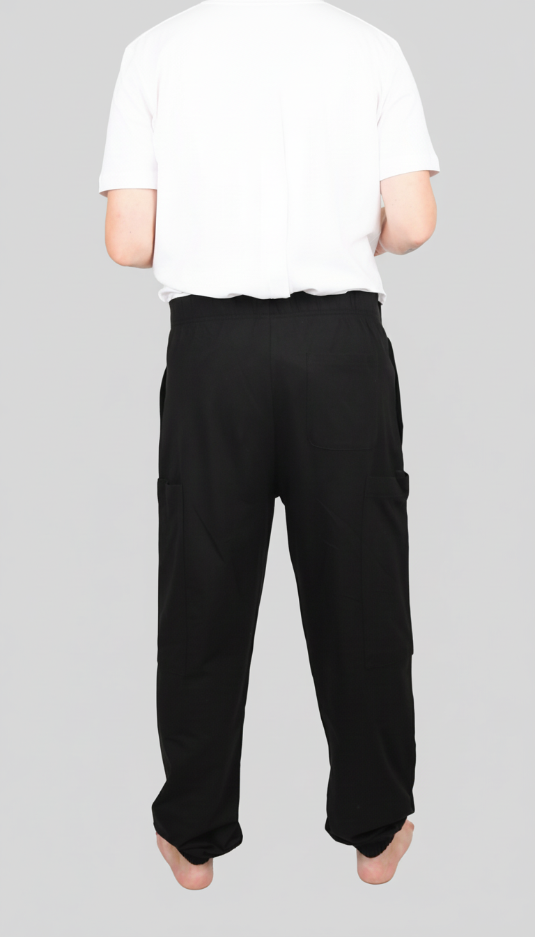 ComfortCure Adaptive Pflegehose für Prostatapatienten (mit Beintaschen), Schwarz, Rückansicht mit Gesäßtasche und Bündchen am Saum