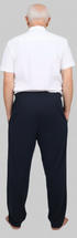 ComfortCure Adaptive Pflegehose für bettlägerige Patienten mit Klettverschluss, Navy, Rückansicht, Hände in den Seitentaschen