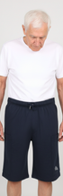 ComfortCure Adaptive Pflegeshorts für Prostatapatienten (mit Beintaschen), Schwarz, Vorderansicht mit Bundkordel und seitlichen Beintaschen