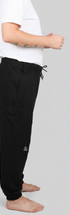 ComfortCure Adaptive Pflegehose für Prostatapatienten (mit Beintaschen), Schwarz, Seitenansicht mit Beintasche, CURE-Logo und hinterer Tasche