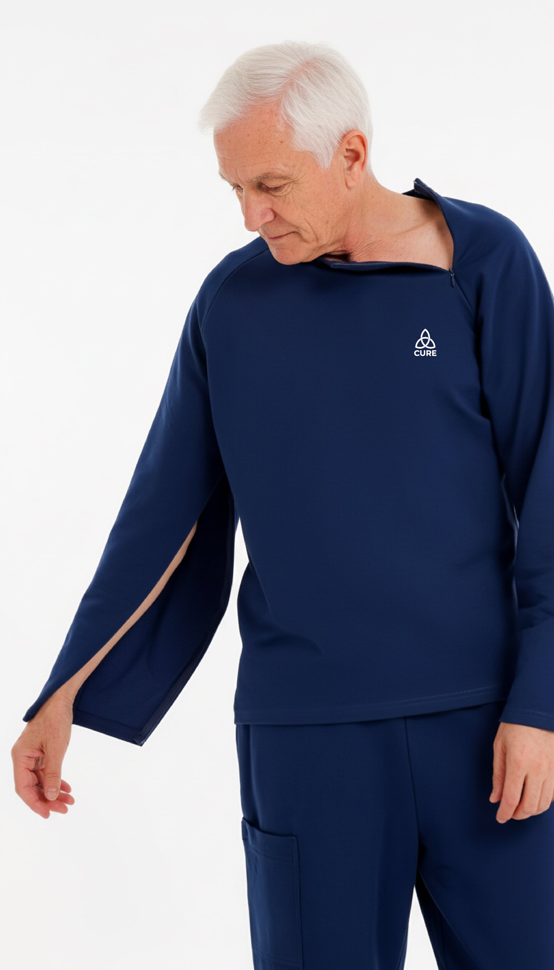 ComfortCure Adaptives Pflegeoberteil mit Port- und Dialysezugang, Navy, Vorderansicht, Schulter- und Ärmelreißverschluss am Handgelenk geöffnet